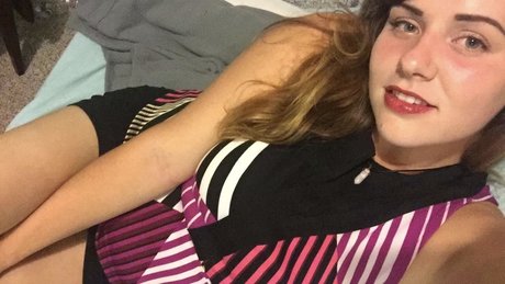 Naakte gelekte OnlyFans-foto van Expanding Empress