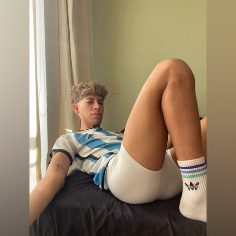 Naakte gelekte OnlyFans-foto van Gian 