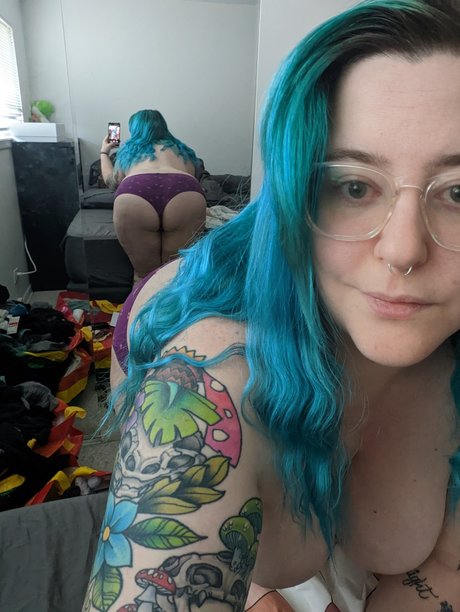 Naakte gelekte OnlyFans-foto van Beki