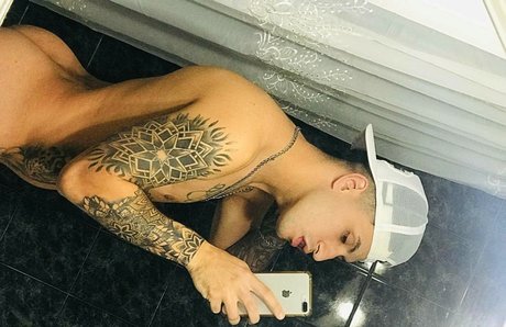 Naakte gelekte OnlyFans-foto van   