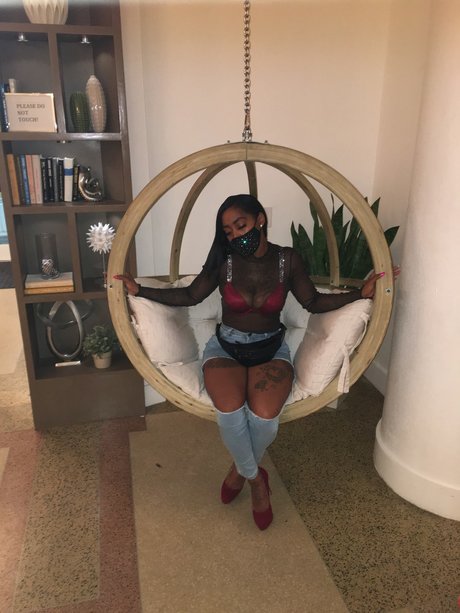 Naakte gelekte OnlyFans-foto van Hoodbarbie
