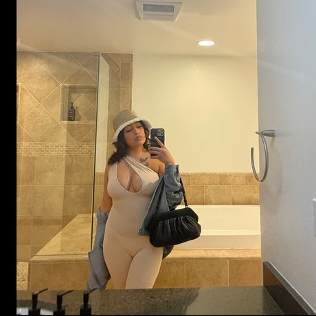 Naakte gelekte OnlyFans-foto van Honduran Princess