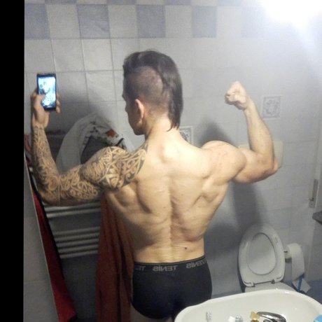 Naakte gelekte OnlyFans-foto van Gidan Tribal 23