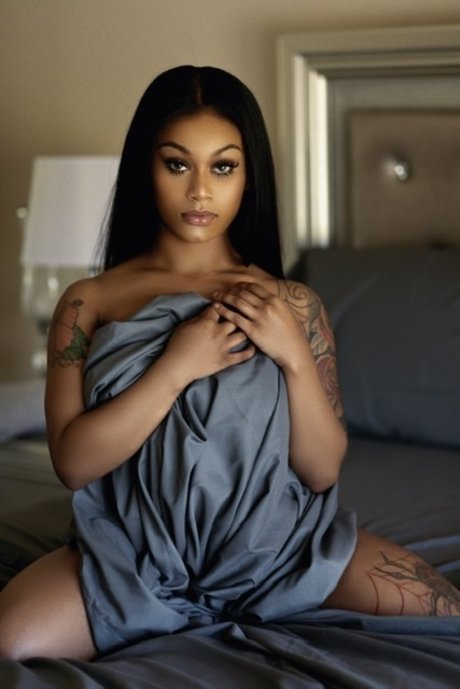 Naakte gelekte OnlyFans-foto van Pinky