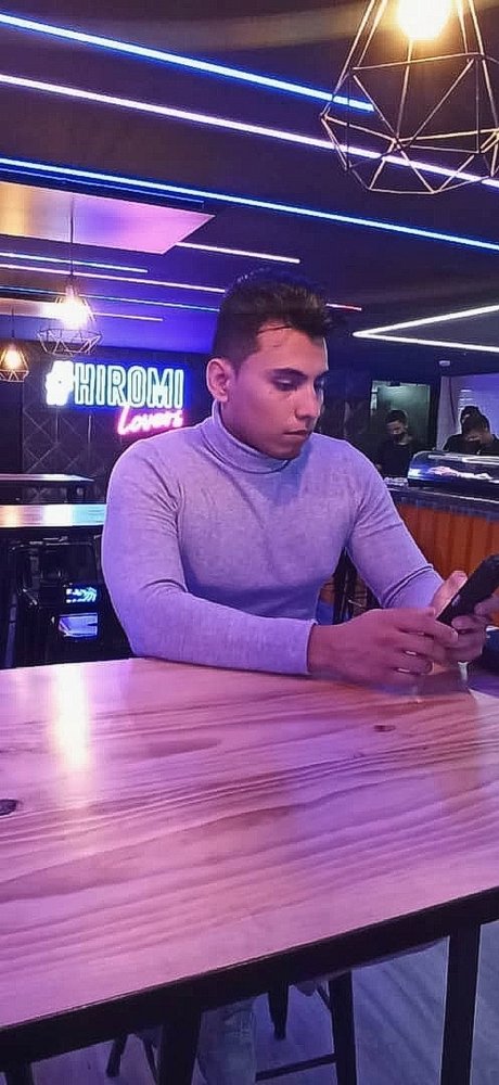 Naakte gelekte OnlyFans-foto van Elio Oviedo