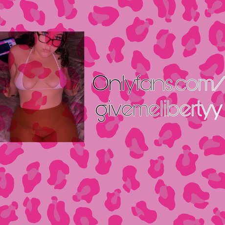 Naakte gelekte OnlyFans-foto van Pretty Pink Pussy