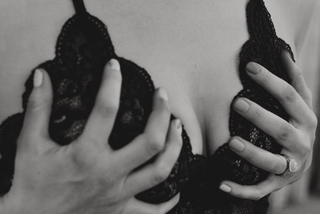 Naakte gelekte OnlyFans-foto van Your Milf Mistress