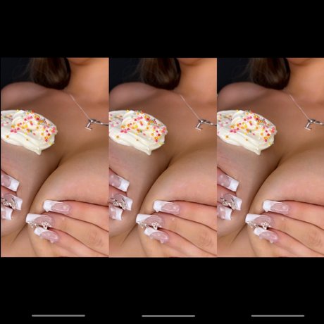 Naakte gelekte OnlyFans-foto van Petite Latina Top 26