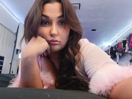 Naakte gelekte OnlyFans-foto van Hannah Raine