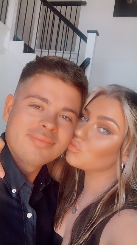 Naakte gelekte OnlyFans-foto van Mr And Mrs H