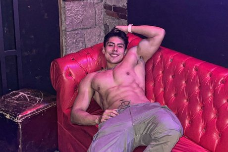 Naakte gelekte OnlyFans-foto van Alfredo Montao