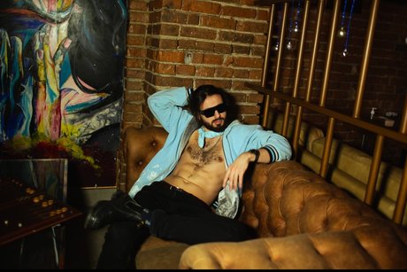Naakte gelekte OnlyFans-foto van Mrginzburg