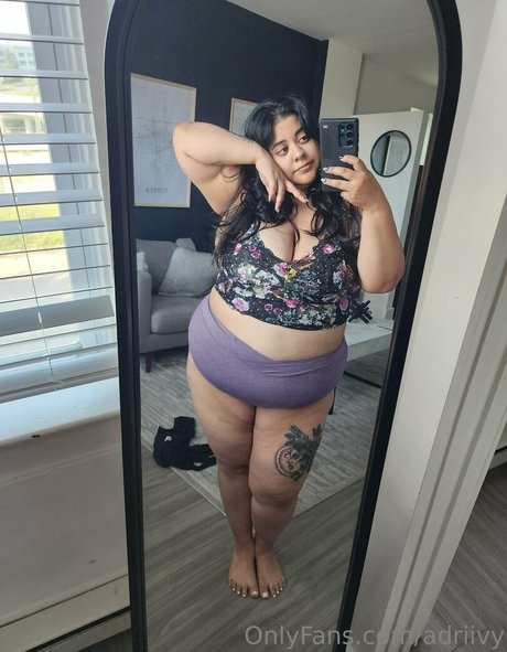 Naakte gelekte OnlyFans-foto van Adriivy