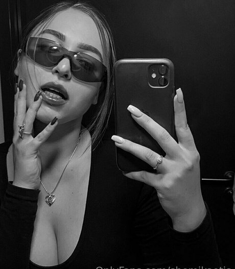 Naakte gelekte OnlyFans-foto van Shemikaotis