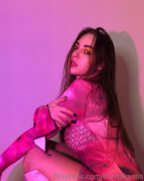 Naakte gelekte OnlyFans-foto van Shemikaotis