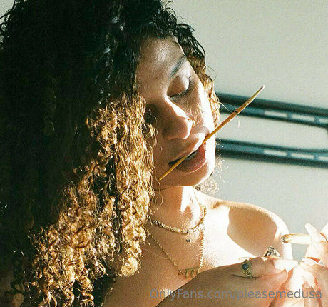 Naakte gelekte OnlyFans-foto van Pleasemedusa