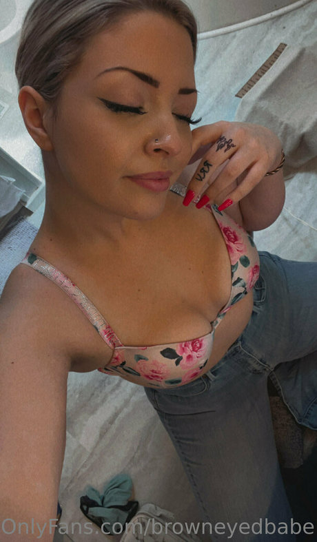 Naakte gelekte OnlyFans-foto van Browneyedbabe14