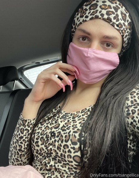 Naakte gelekte OnlyFans-foto van Tsangellica