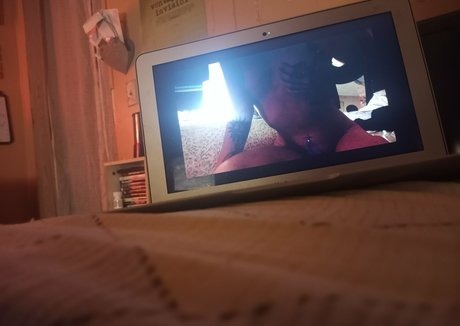 Naakte gelekte OnlyFans-foto van Peachesncreamjpg