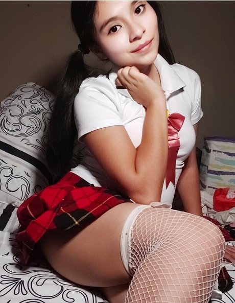 Naakte gelekte OnlyFans-foto van Emilipetitefree