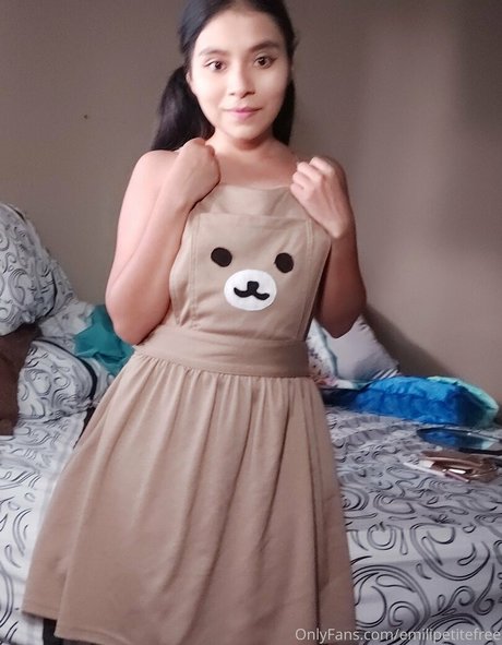 Naakte gelekte OnlyFans-foto van Emilipetitefree