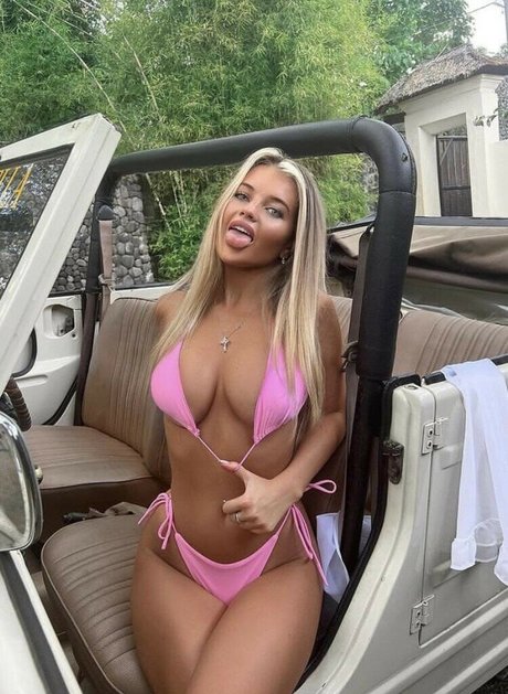 Naakte gelekte OnlyFans-foto van Mia Wood Hall