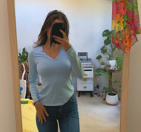 Naakte gelekte OnlyFans-foto van Steph Mandich