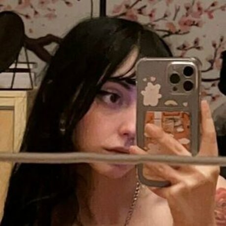 Naakte gelekte OnlyFans-foto van Honeydrea