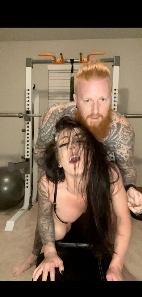 Naakte gelekte OnlyFans-foto van Tattednina