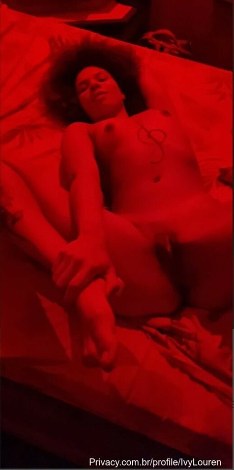 Naakte gelekte OnlyFans-foto van Ivyzlandia