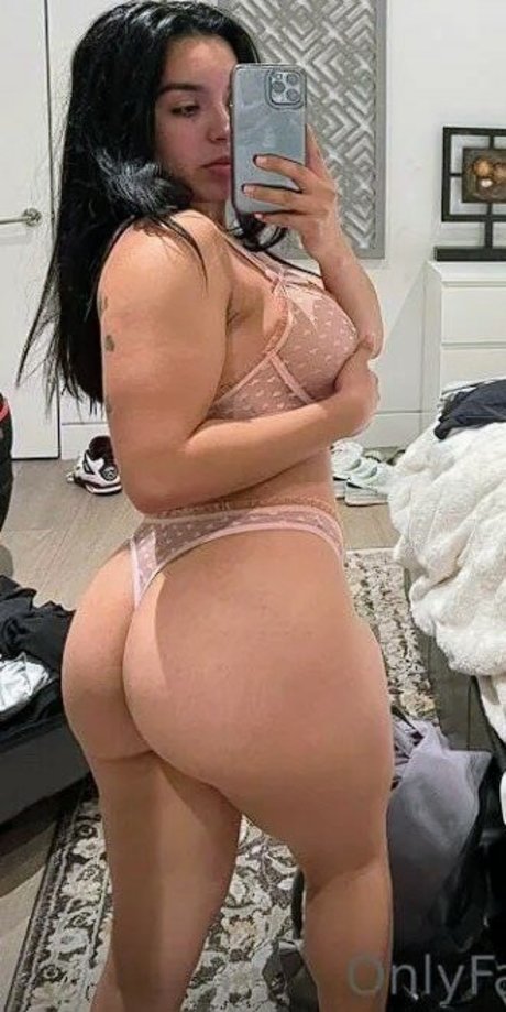 Naakte gelekte OnlyFans-foto van Prisy Montoya