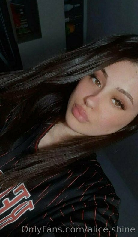 Naakte gelekte OnlyFans-foto van Aliceshine