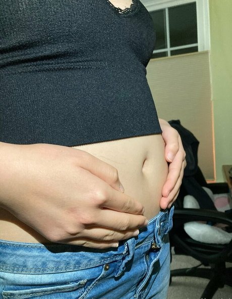 Naakte gelekte OnlyFans-foto van Asianbellygirl