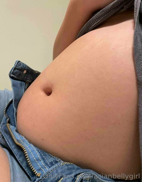 Naakte gelekte OnlyFans-foto van Asianbellygirl