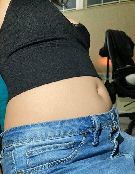 Naakte gelekte OnlyFans-foto van Asianbellygirl