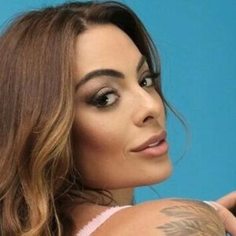 Naakte gelekte OnlyFans-foto van Monique Amin