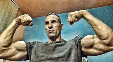 Naakte gelekte OnlyFans-foto van Muscle Paul
