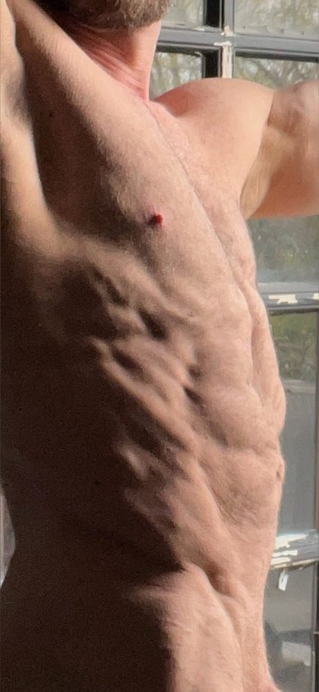 Naakte gelekte OnlyFans-foto van Musclebull
