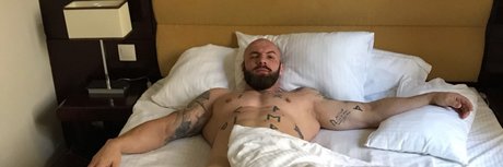 Naakte gelekte OnlyFans-foto van Muscleviking 