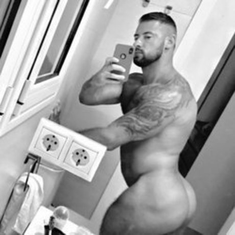 Naakte gelekte OnlyFans-foto van Musclebeach32