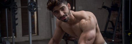 Naakte gelekte OnlyFans-foto van Rahul Desi Muscle