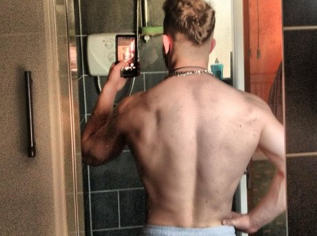 Naakte gelekte OnlyFans-foto van Muscle Adam
