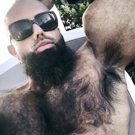 Naakte gelekte OnlyFans-foto van Bearded Huge Muscle