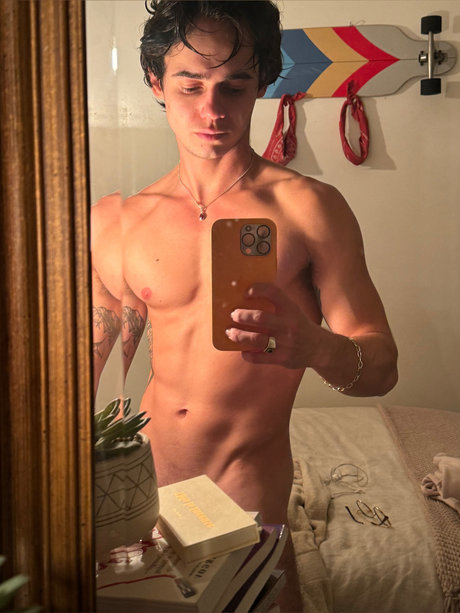 Naakte gelekte OnlyFans-foto van Munino