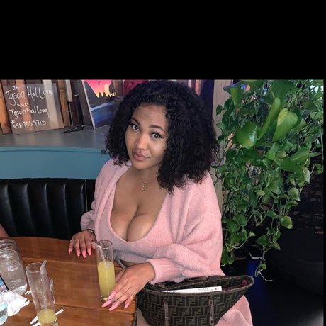 Naakte gelekte OnlyFans-foto van Mulan Banks
