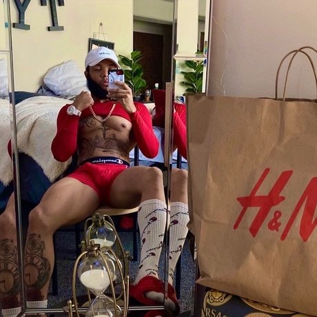 Naakte gelekte OnlyFans-foto van Ty Da Body