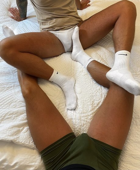 Naakte gelekte OnlyFans-foto van Gay Soton Couple