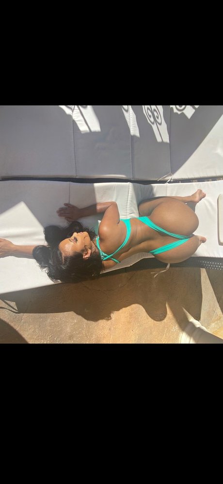 Naakte gelekte OnlyFans-foto van Eboni