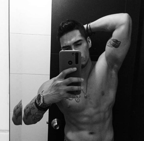 Naakte gelekte OnlyFans-foto van Estebanfit