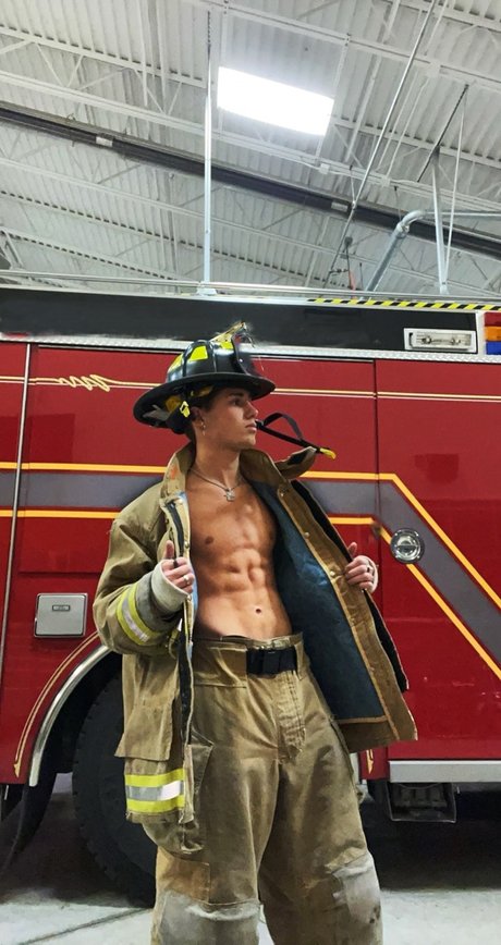 Naakte gelekte OnlyFans-foto van Gavin Kernstine
